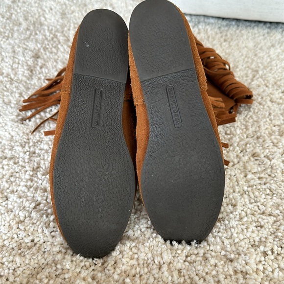 Minnetonka Fringe Boots - 9 - Picture 4 of 6
